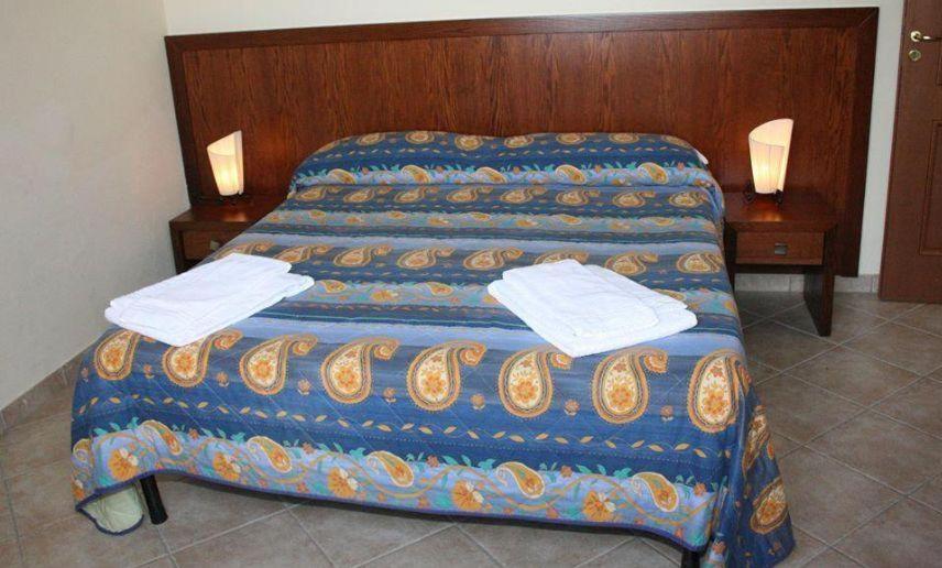 سانتاغاتو دي ميليتي Red Hotel Sant'Elia الغرفة الصورة